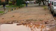 Imagem Pedestre sofre: piscinão surge em calçada destruída no Itaigara. Veja vídeo