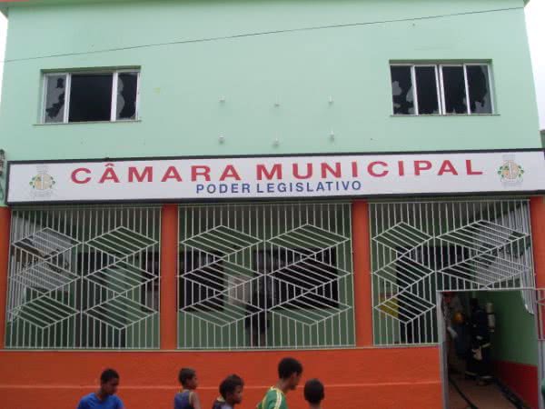 Imagem Buerarema: Coelba corta fornecimento de energia da Câmara de Vereadores
