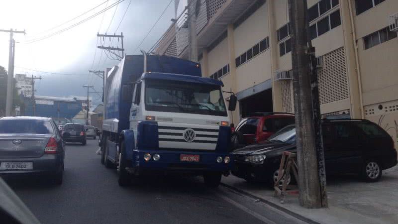 Imagem Caminhão de lixo bloqueia trânsito na Ladeira da Fonte
