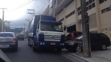 Imagem Caminhão de lixo bloqueia trânsito na Ladeira da Fonte