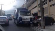 Imagem Caminhão de lixo bloqueia trânsito na Ladeira da Fonte