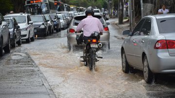 Imagem Desperdício de água: vazamentos na Pituba e Itapuã prejudicam o trânsito