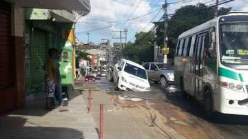 Imagem Carro cai em cratera na Sussuarana