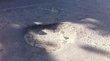 Imagem Carro de leitor cai em buraco do Imbuí e prefeitura pode ser responsabilizada