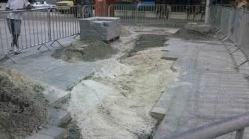 Imagem Resistiu mesmo? Calçadão da Barra aparece esburacado após Carnaval