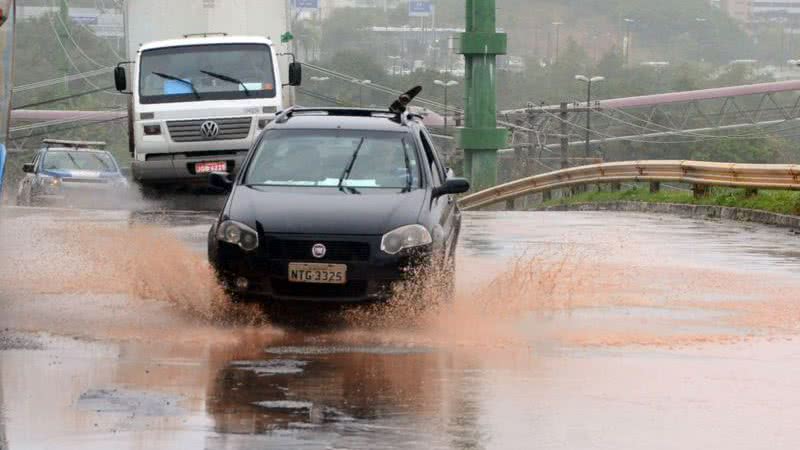 Imagem Manhã de chuva e trânsito complicado nesta terça-feira 