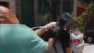 Imagem Jovem diz que cinegrafista é "o próximo" e ele atira câmera no garoto