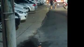 Imagem Flanelinha irregular passa corda de lado a outro para cobrar vagas na Barra