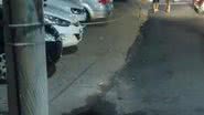 Imagem Flanelinha irregular passa corda de lado a outro para cobrar vagas na Barra