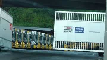 Imagem Rodoviários da Praia Grande cruzam os braços e ônibus voltam para as garagens