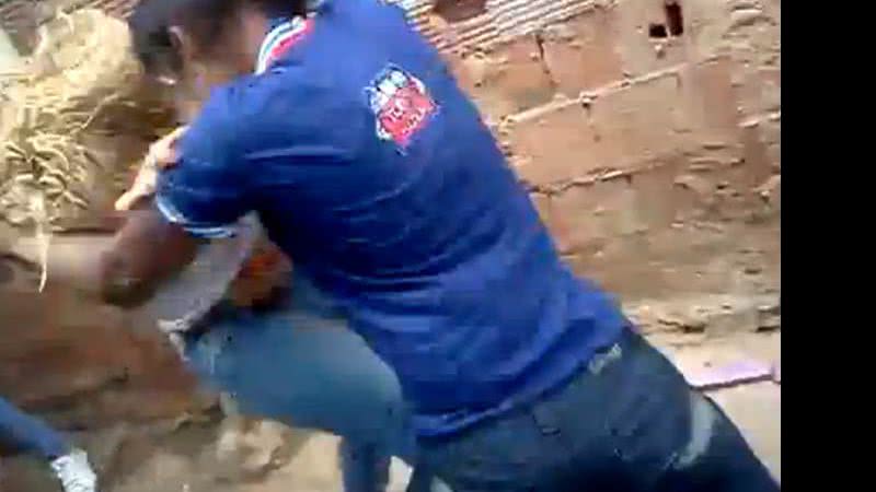 Imagem Vídeo: estudantes brigam na rua por causa de ‘namorado’