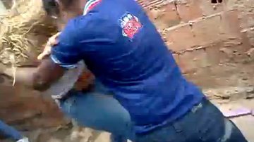 Imagem Vídeo: estudantes brigam na rua por causa de ‘namorado’