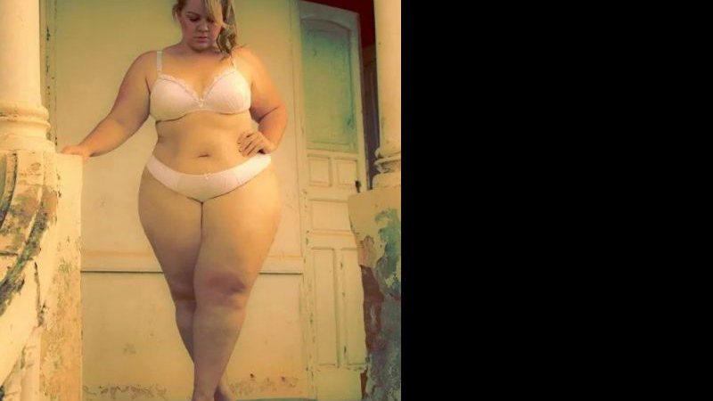 Imagem Modelo plus size posta foto de lingerie e sofre com gordofobia