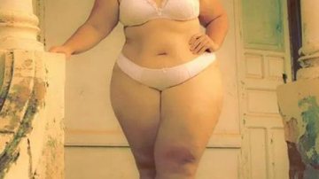 Imagem Modelo plus size posta foto de lingerie e sofre com gordofobia