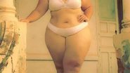 Imagem Modelo plus size posta foto de lingerie e sofre com gordofobia