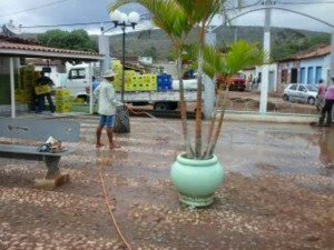 Imagem Itaquara: Prefeitura &quot;limpa&quot; praça com água de esgoto