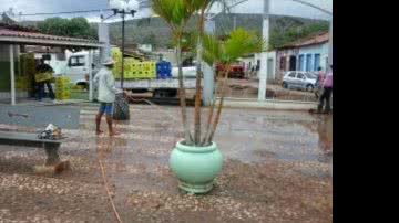 Imagem Itaquara: Prefeitura "limpa" praça com água de esgoto
