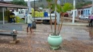 Imagem Itaquara: Prefeitura &quot;limpa&quot; praça com água de esgoto