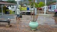 Imagem Itaquara: Prefeitura "limpa" praça com água de esgoto