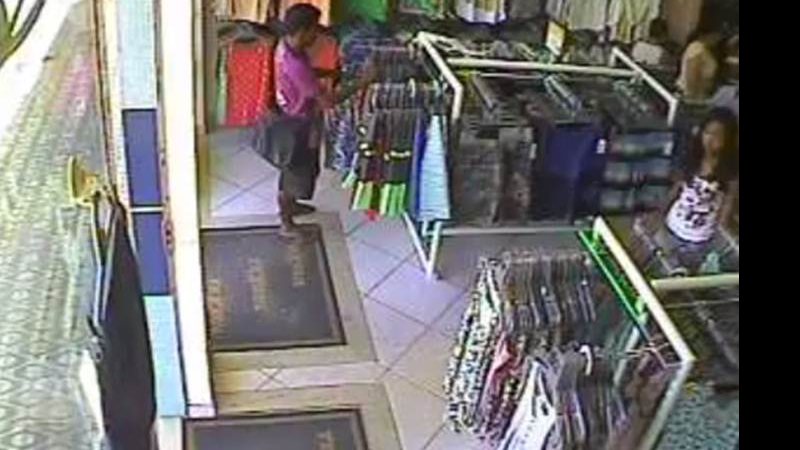 Imagem Vídeo: ladrão &#039;mão de veludo&#039; furta roupa em Teixeira de Freitas