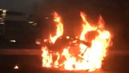 Imagem Vídeo: motocicleta em chamas depois de acidente da Paralela