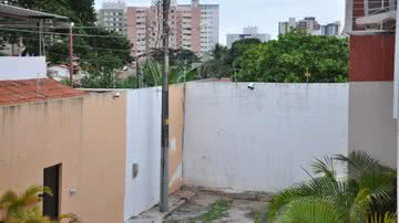 Imagem Em prol da churrasqueira, homem levanta muro e fecha a rua no Stiep