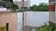 Imagem Em prol da churrasqueira, homem levanta muro e fecha a rua no Stiep