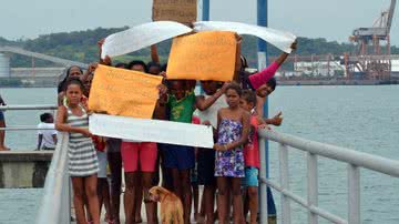 Imagem Incêndio em navio: 14 embarcações trabalham para conter mancha de óleo