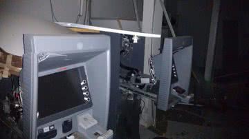 Imagem Araçás: bandidos furam pneus de viatura da PM e explodem caixas eletrônicos 