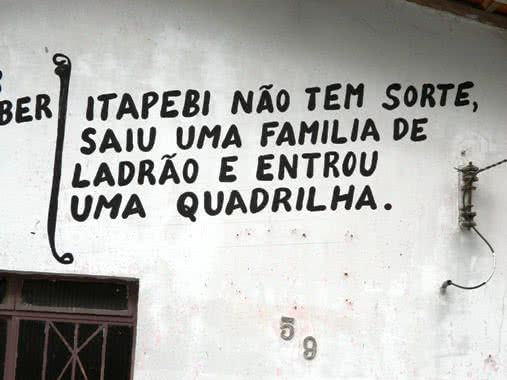 Imagem Não pagou? Credor picha o muro pedindo que prefeito pague a conta! 