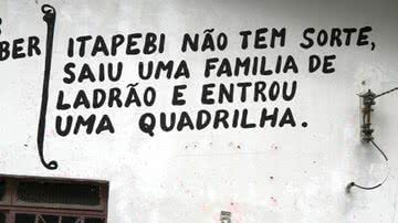 Imagem Não pagou? Credor picha o muro pedindo que prefeito pague a conta! 