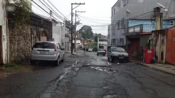 Imagem Pernambués: lixo não é recolhido e sujeira se espalha em alagamento, diz morador