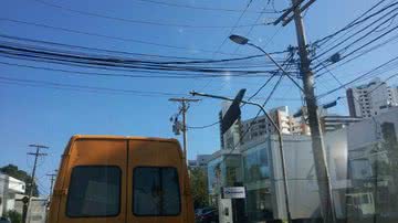 Imagem  Prestes a cair, placa no Caminho das Árvores põe em risco pedestre e motorista