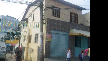 Imagem Poste prestes a cair em Itapuã causa riscos à moradores