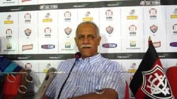 Imagem Raimundo Queiroz comemora renovação com atletas titulares