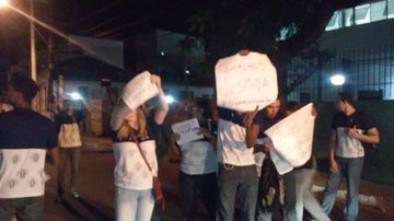 Imagem Estudantes protestam contra o fechamento do Colégio Militar no Dendezeiros