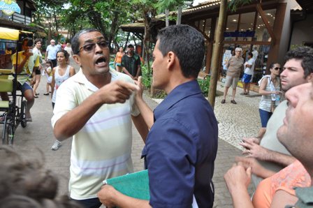 Imagem Mata de São João: fiscais da prefeitura humilham ambulantes