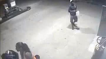 Imagem Vídeo mostra segurança segundo executado em posto de gasolina