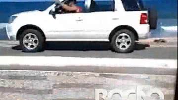 Imagem Cadê a Transalvador? carro anda na pista de cooper da Orla de Salvador. Assista