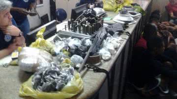 Imagem PM prende sete homens com armas de fogo e drogas na Baixa do Tubo