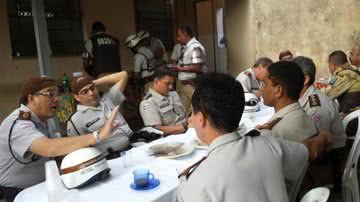 Imagem 2 de Julho: Vice-governador vai a café da manhã com 500 PMs