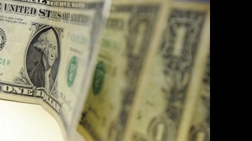 Imagem Dólar encosta em R$ 2,40 e fecha na maior cotação em quatro anos
