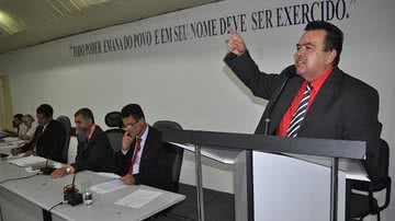 Imagem Jequié: Vereador cobra detector de metais na porta do plenário