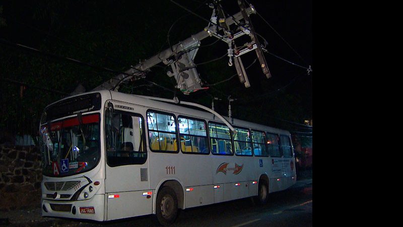 Imagem Ônibus desgovernado bate em poste na Federação