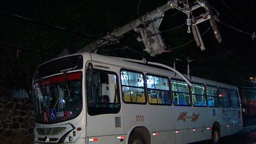 Imagem Ônibus desgovernado bate em poste na Federação