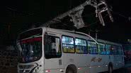 Imagem Ônibus desgovernado bate em poste na Federação