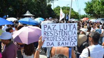 Imagem Professores encerram assembleia e saem em passeata