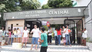 Imagem Baianos fazem fila no 1º dia de prova do Enem