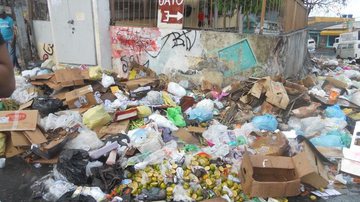 Imagem São Caetano: estudantes disputam com o lixo entrada em escola municipal