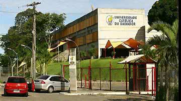 Imagem Estudantes da Católica protestam em frente a campus de Pituaçu